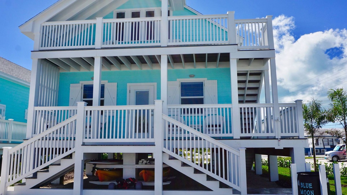 Spanish Wells Cottage | Blue Moon West - Steps from the Beautiful Beach!