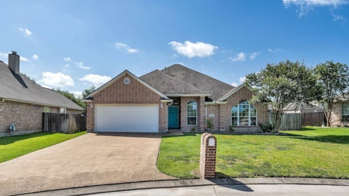 Wellborn House | Blue Oasis Close to Kyle Fieldn