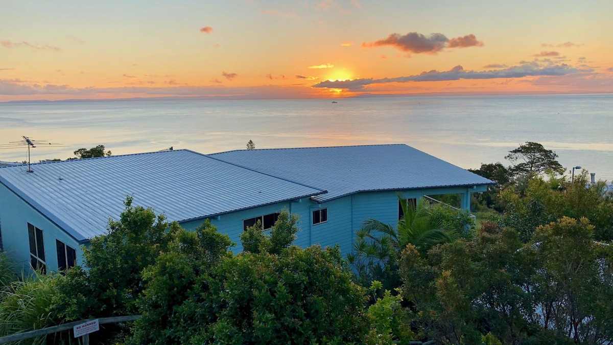 Brisbane Waterfront House | Blue Ocean View Beach House, spectacular seaview, 3 min walk to Tanga beachfront