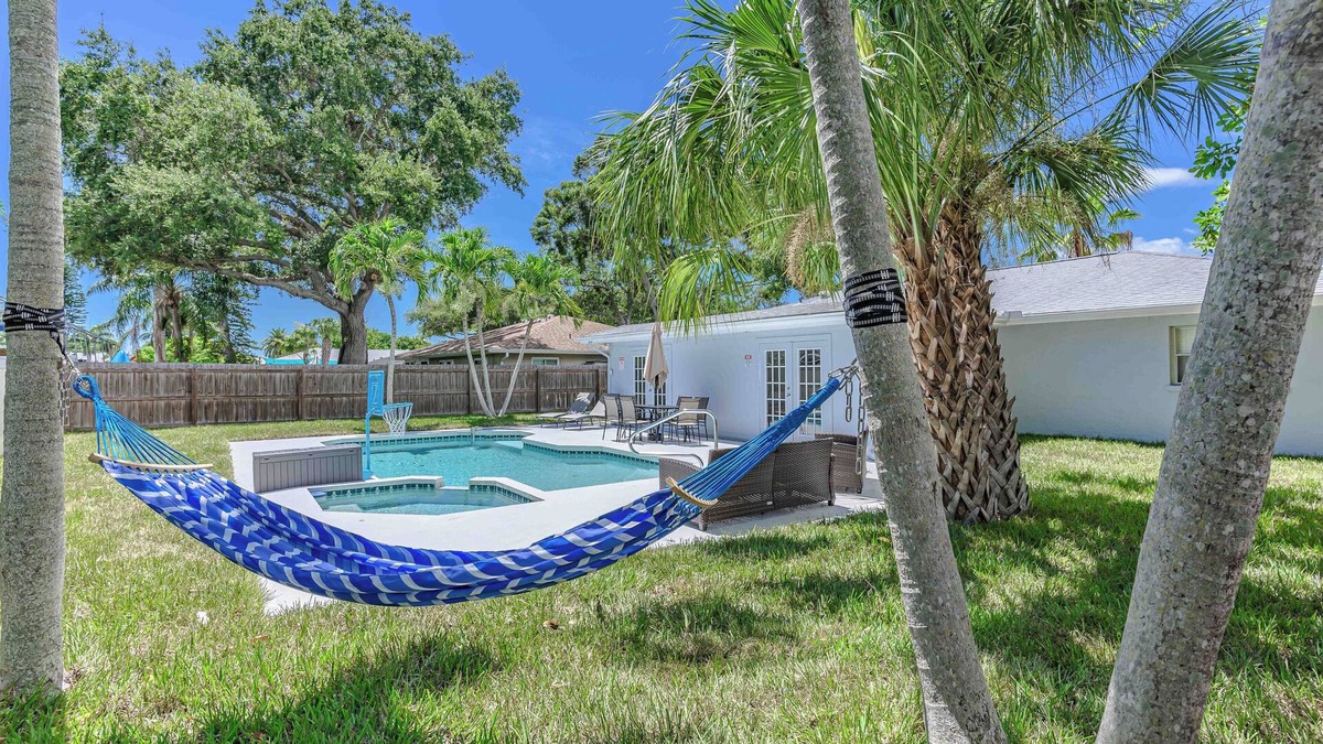Palma Sola House | Blue Palm: Pool - Hot Tub - Beach - Games - Outdoor Shower - Grill - IMG - King