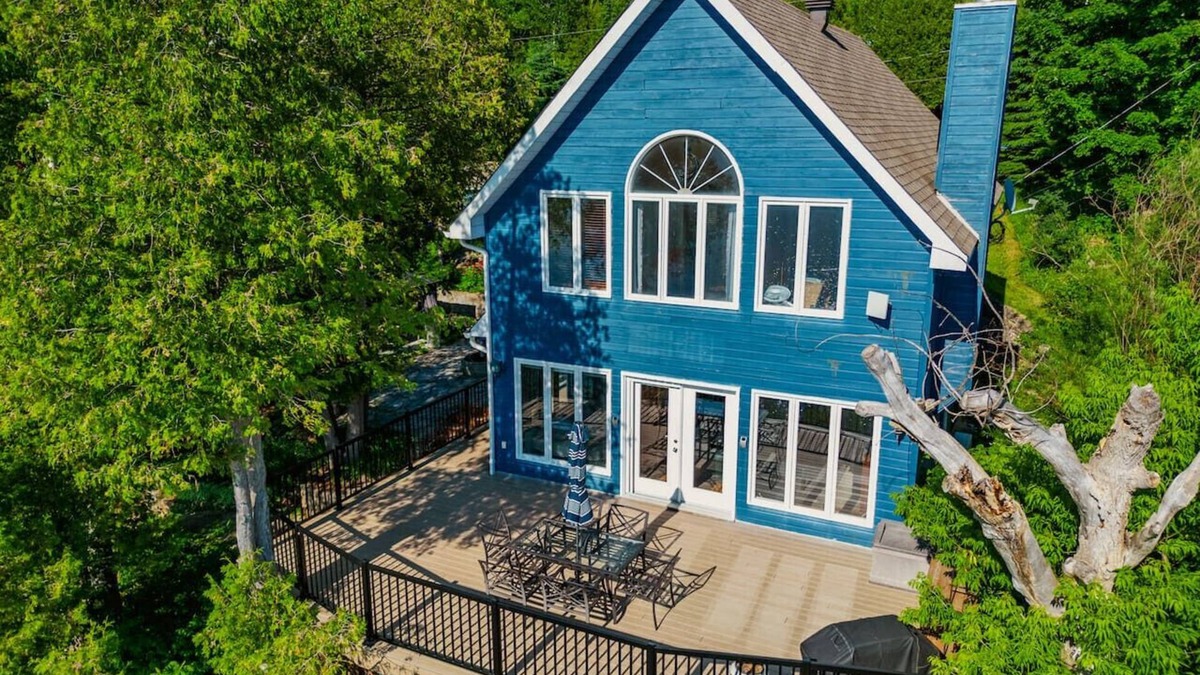 Val-des-Monts Villa | Blue Paradise on the lake