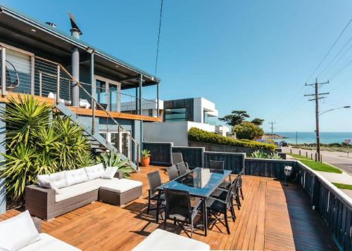 Mornington House | Blue Pearl Retreat - Opp Beach, Spa, Sunsets and Pool