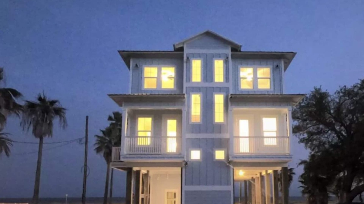 Biloxi House | Blue Pelican 2 Beachfront Vacation Rental Home