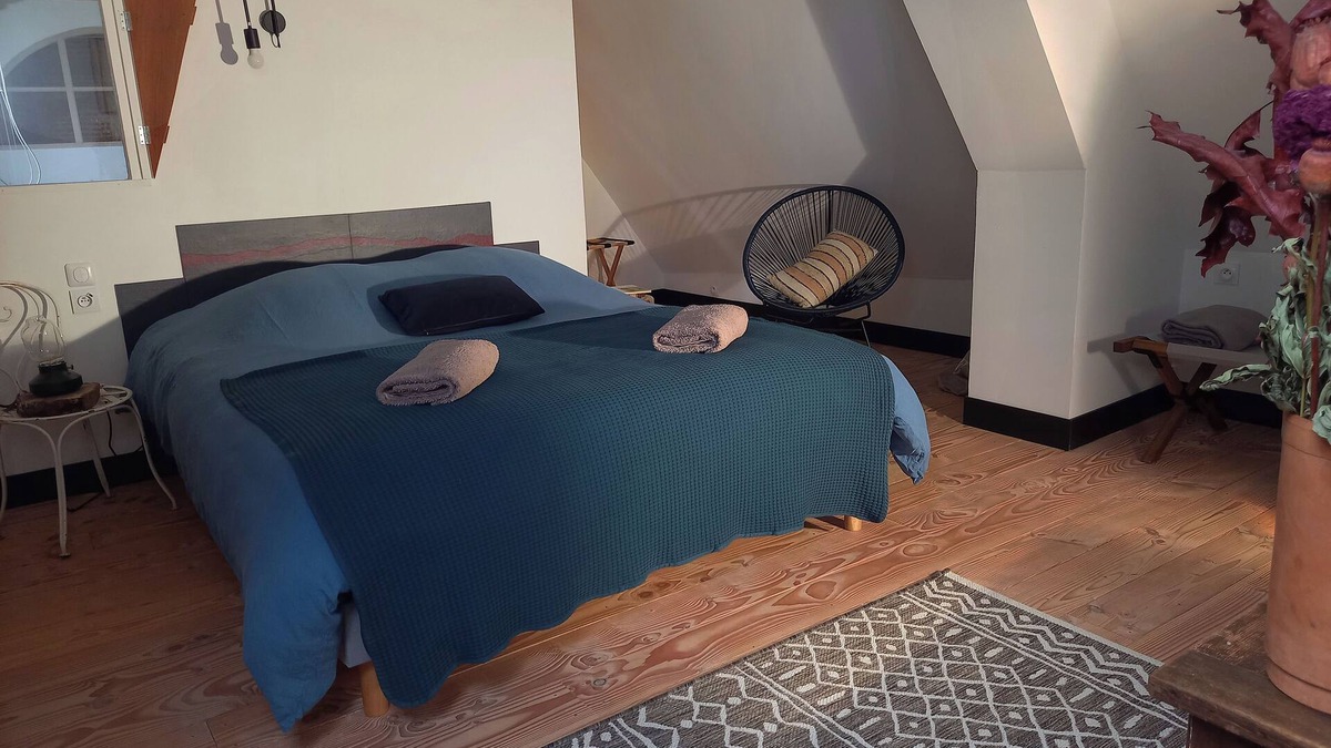 Angiens Bed & Breakfast | Blue room for 4 people at "Maison Silleron". Breakfast included. 5*