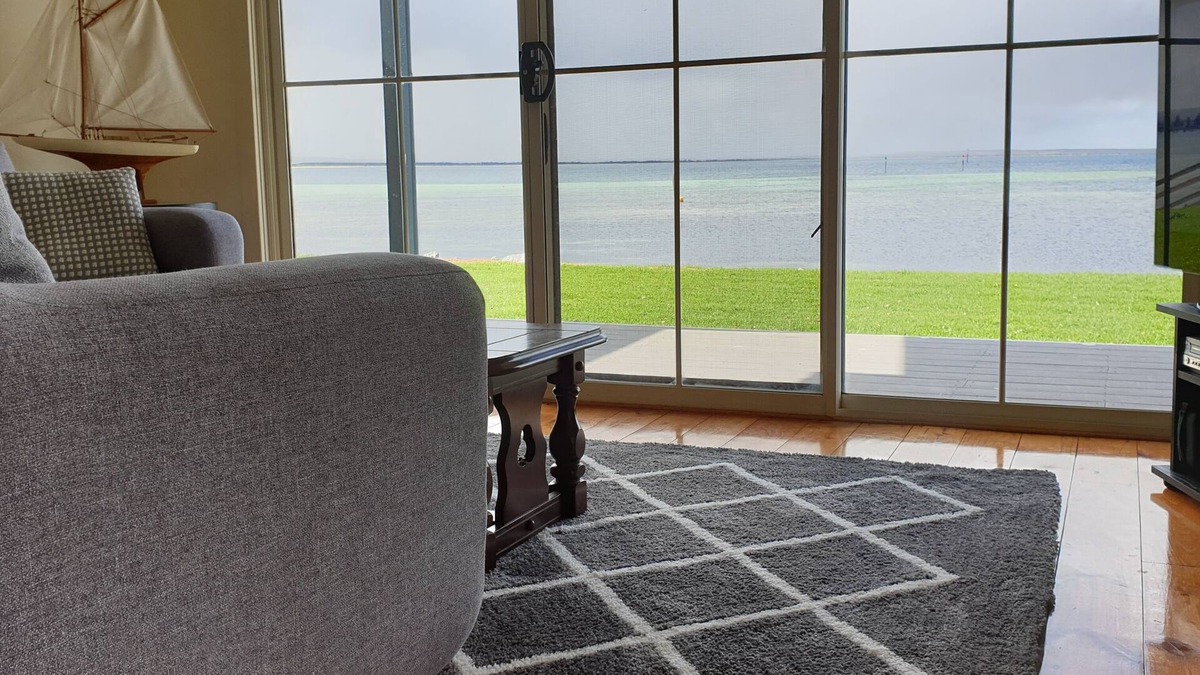 Tumby Bay House | Blue Seas provides absolute beach front in the heart of Tumby Bay