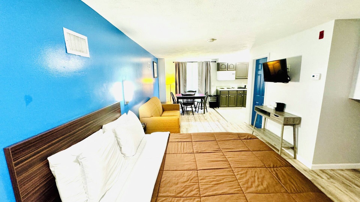Manomet Hotel | Blue Spruce Motel & Townhouses