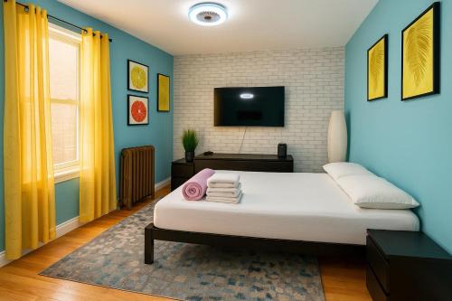 Harlem Apartment | Blue style Room