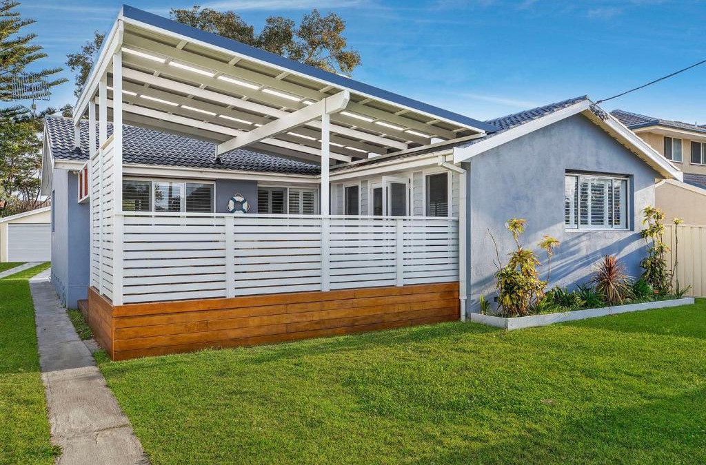 Long Jetty House | Blue Summer House