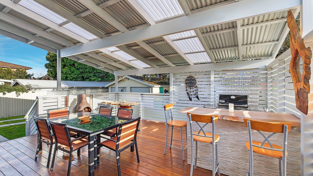 Long Jetty Apartment | Blue Summer House - Pet Friendly Accommodation