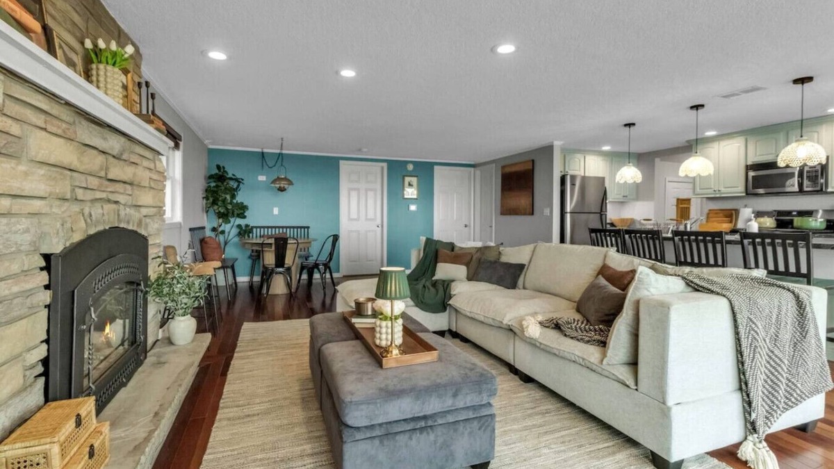 Town of Porter House | Blue Waters Cottage - 3bd, Lakefront with Hot Tub!