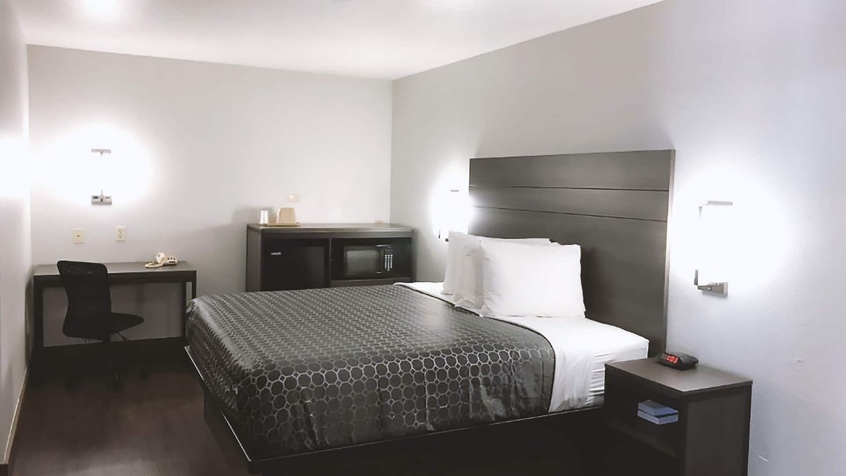 Arena District Hotel | Blue Way Inn By Jasper Near Frost Bank Center -1 King Bed Non Smoking