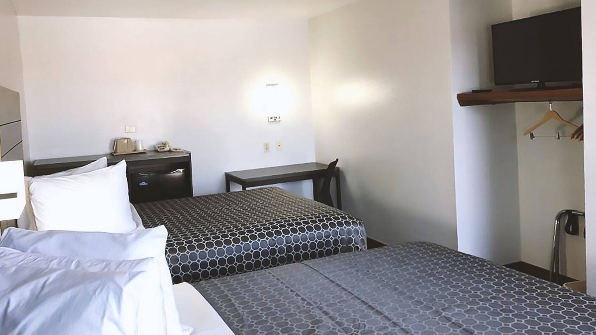 San Antonio Hotel | Blue Way Inn By Jasper Near Frost Bank Center - 2 Queen Bed Non Smoking