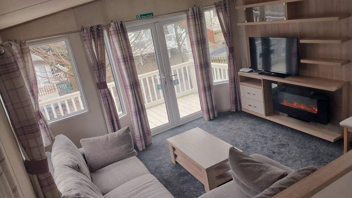 St Leonards-On-Sea Apartment | Bluebell corner - with small enclosed decking