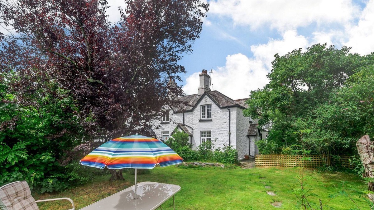 Tavistock Cottage | BLUEBELL COTTAGE, pet friendly, with open fire in Tavistock