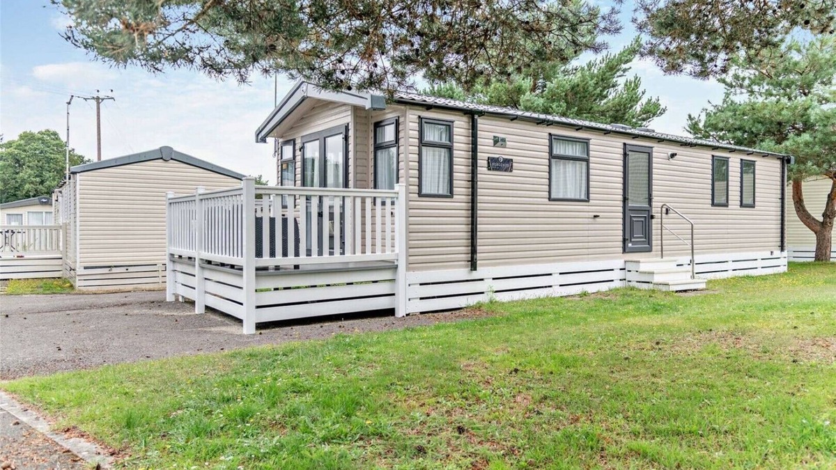 Ringwood House | Bluebell Holiday Home Dorset is a modern 2 bedroom, 6 berth holiday caravan