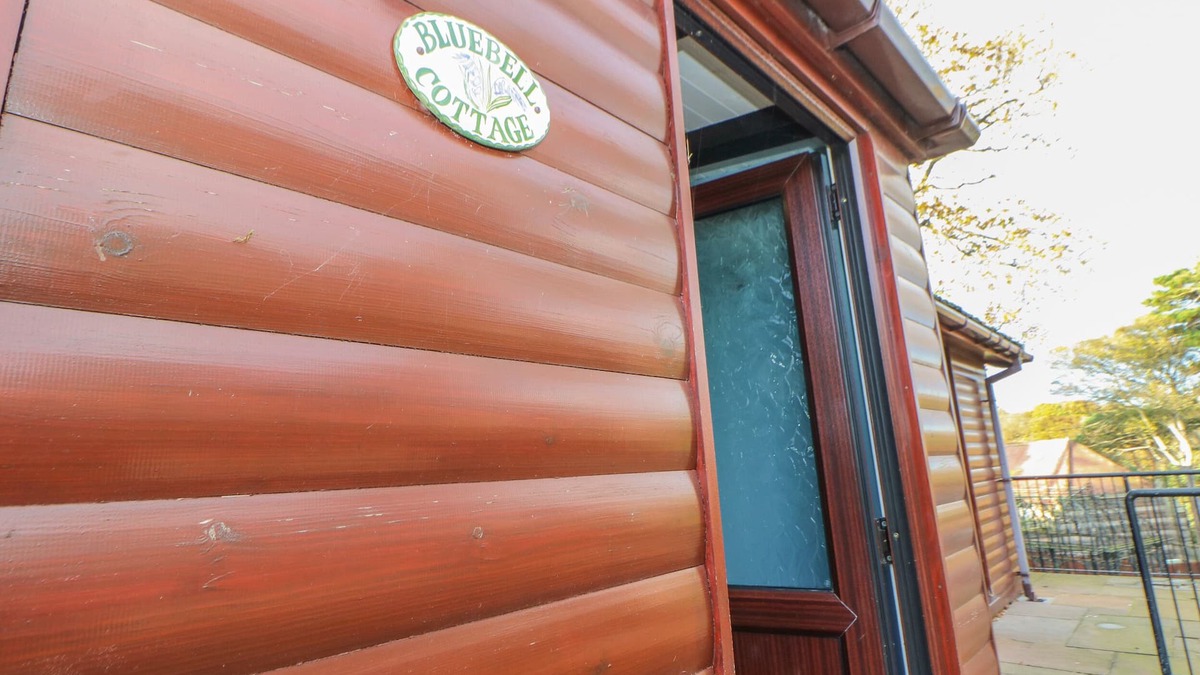 Saltburn-by-the-Sea Cottage | BLUEBELL LODGE, pet friendly, with a garden in Saltburn-By-The-Sea