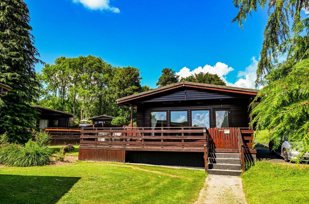 Newton Stewart Ski Chalet | Bluebell Lodge 10 with Hot Tub