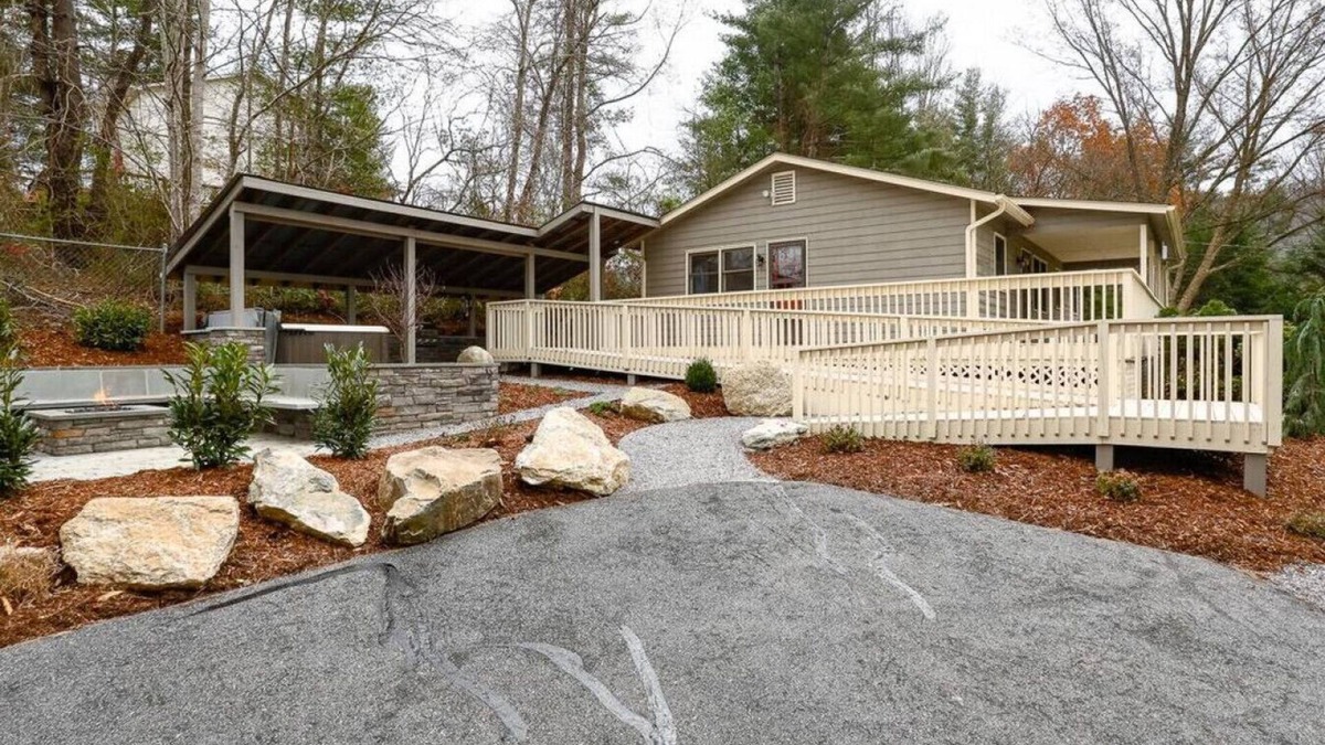 Weaverville House | Bluebird Cottage - Hot Tub, Firepit, 15 mins to DT Asheville