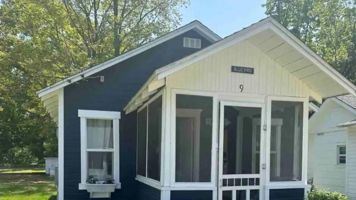 Ludington Cottage | Bluebird Cottage in Vacation Lane.
