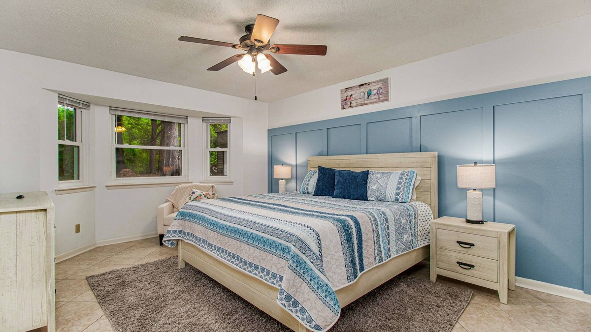 North Northwest Pensacola House | Bluebird House: spacious 3BR with sunroom on an acre