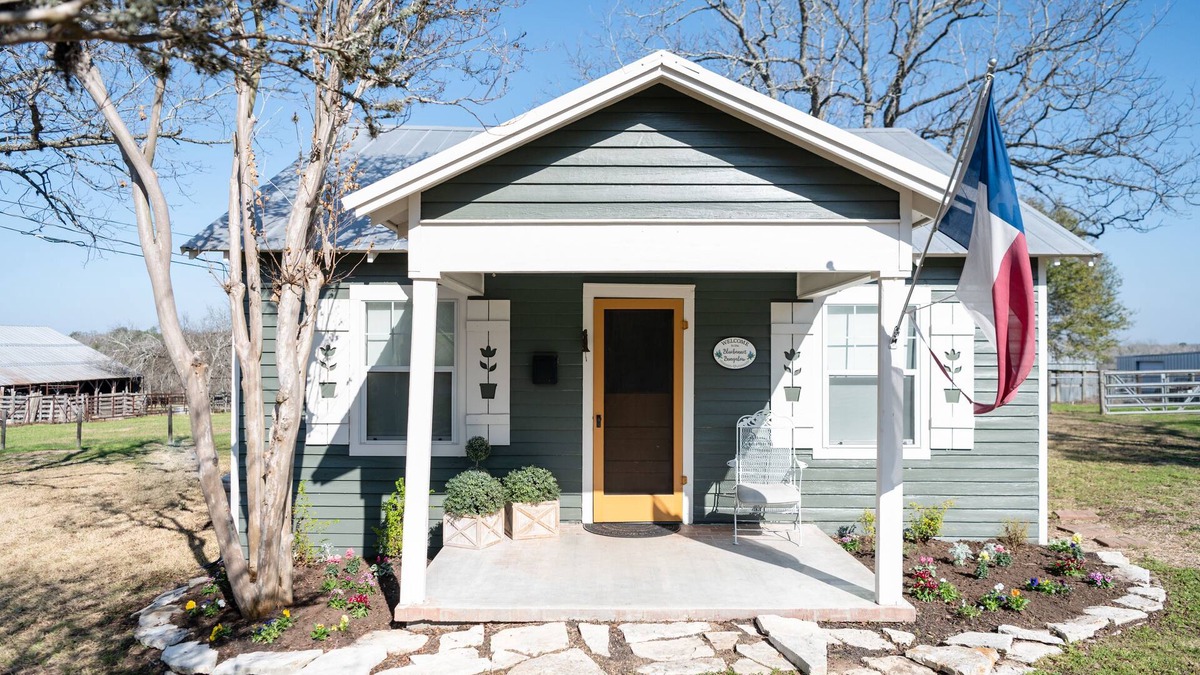 Burton House | Bluebonnet Bungalow near Roundtop 1940s farmhouse with 2022 comfort