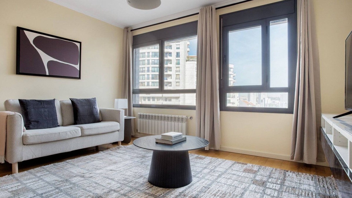 Lisbon Old Town Apartment | Blueground | Campolide, pool