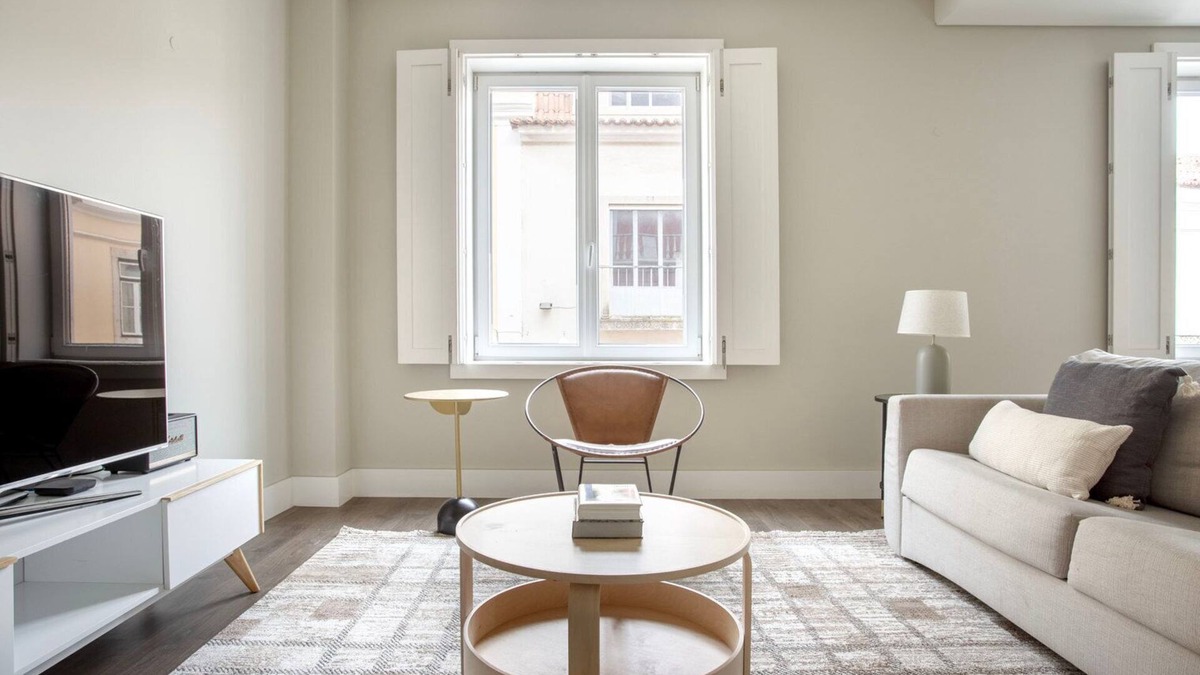 Sacramento Apartment | Blueground | Chiado, furniture, parking