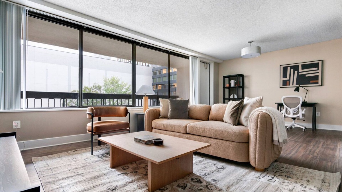 Crystal City Apartment | Blueground | Crystal City, pool, nr Potomac River