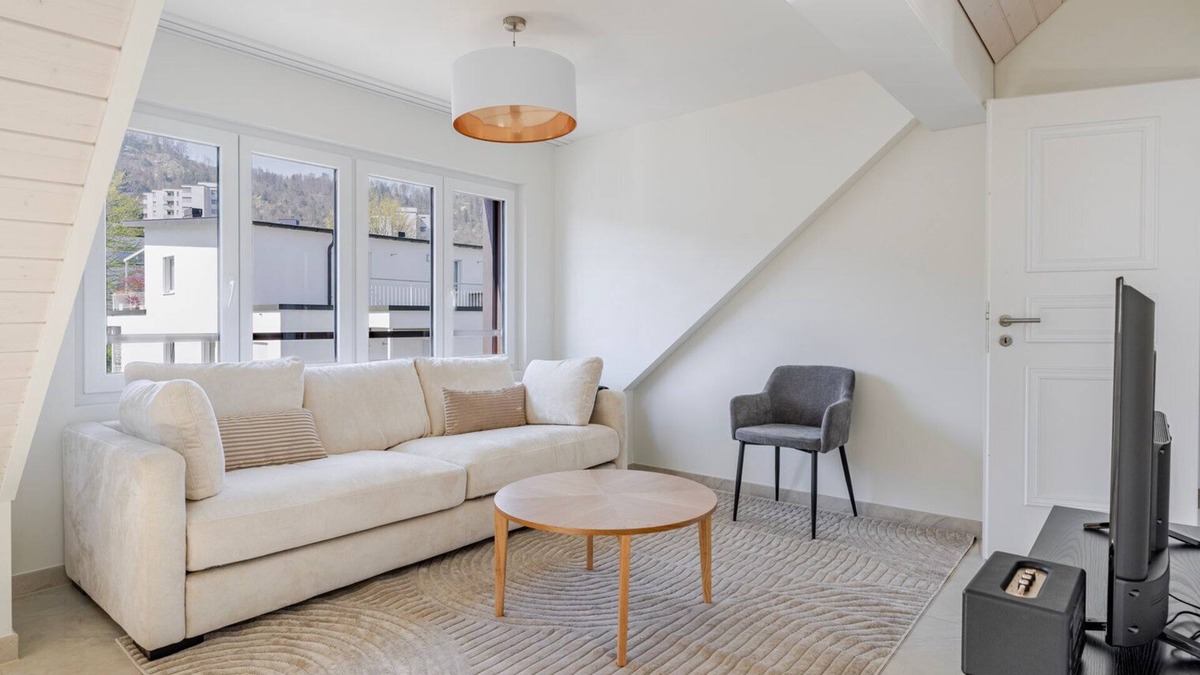 Wiedikon Apartment | Blueground | Friesenberg, balcony, nr Uetliberg