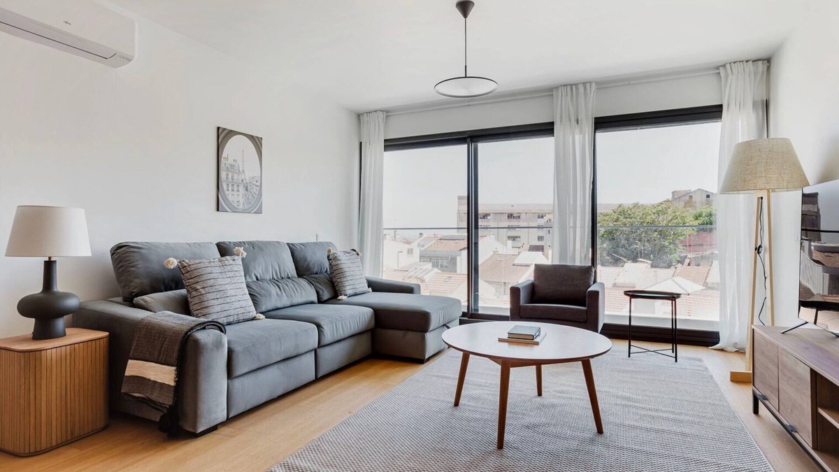 Santa Engracia Apartment | Blueground | Graça, rooftop pool, bbq & elev