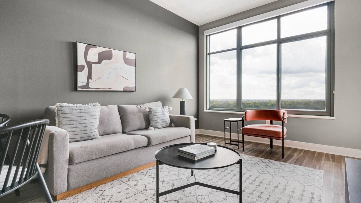 Woodmont Triangle Apartment | Blueground | Hunter Mill District, pool, nr Lake Anne
