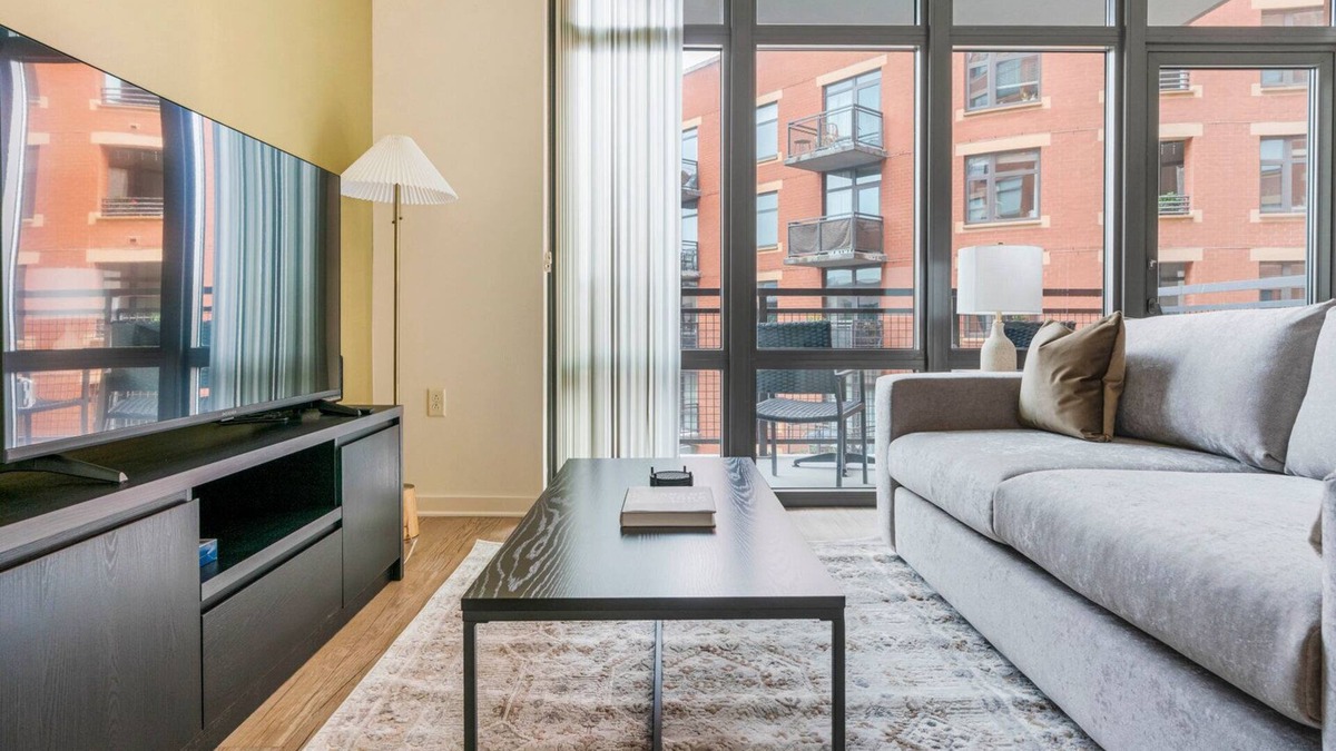 Clarendon Apartment | Blueground | Lyon Village, pool, nr Arlington Park