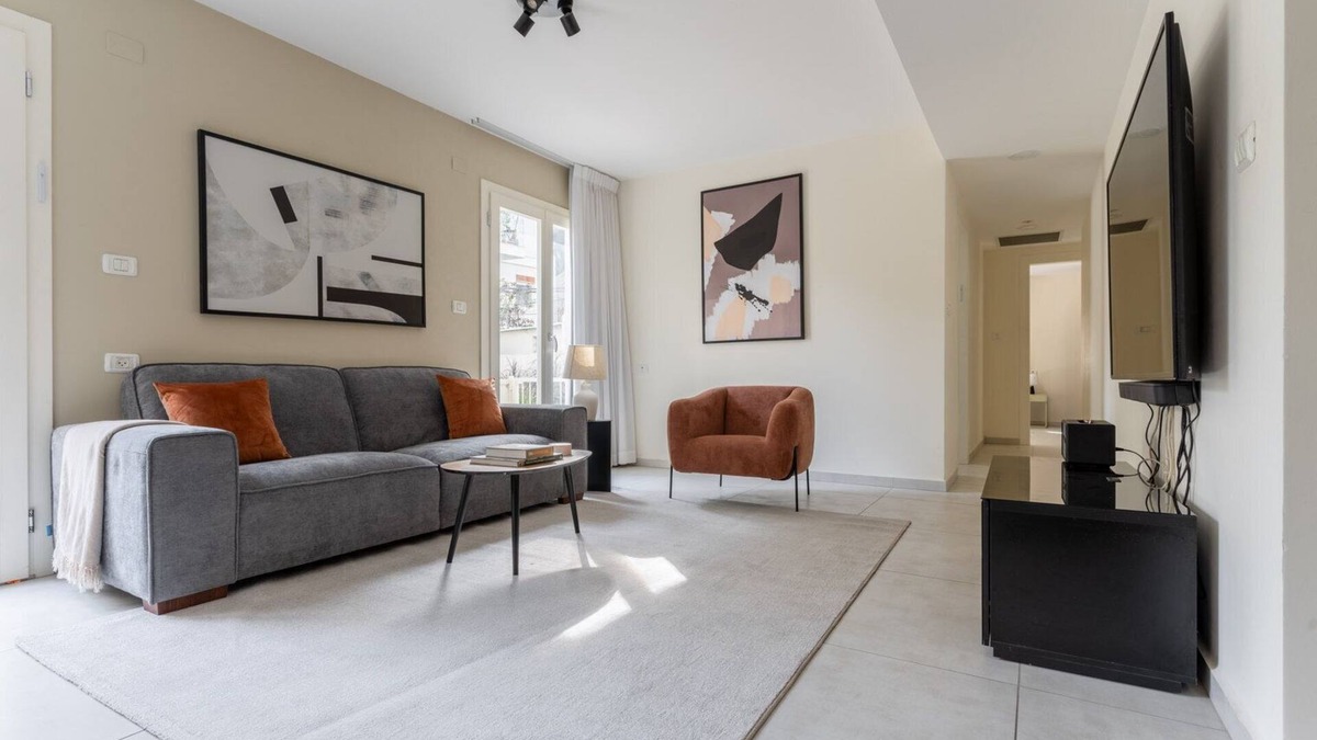 Tel Aviv City Center Apartment | Blueground | Nahalat Bynamin, Spacious, Garden (TLV-45)