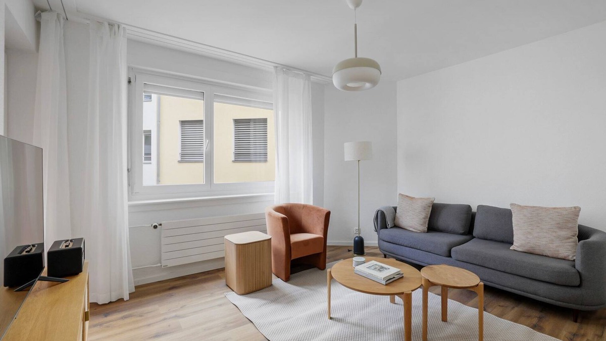 Oerlikon Apartment | Blueground | Oerlikon, balcony & w/d, nr market