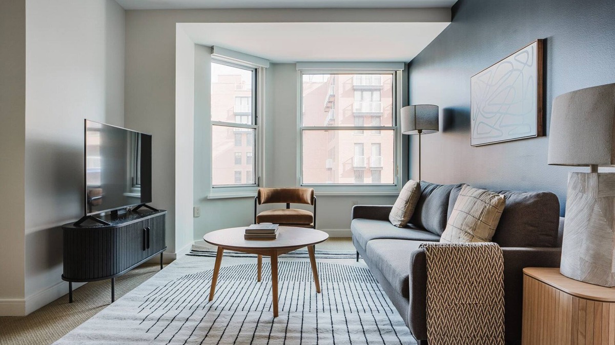 Penn Quarter Apartment | Blueground | Penn Quarter, pool & AC, nr museums