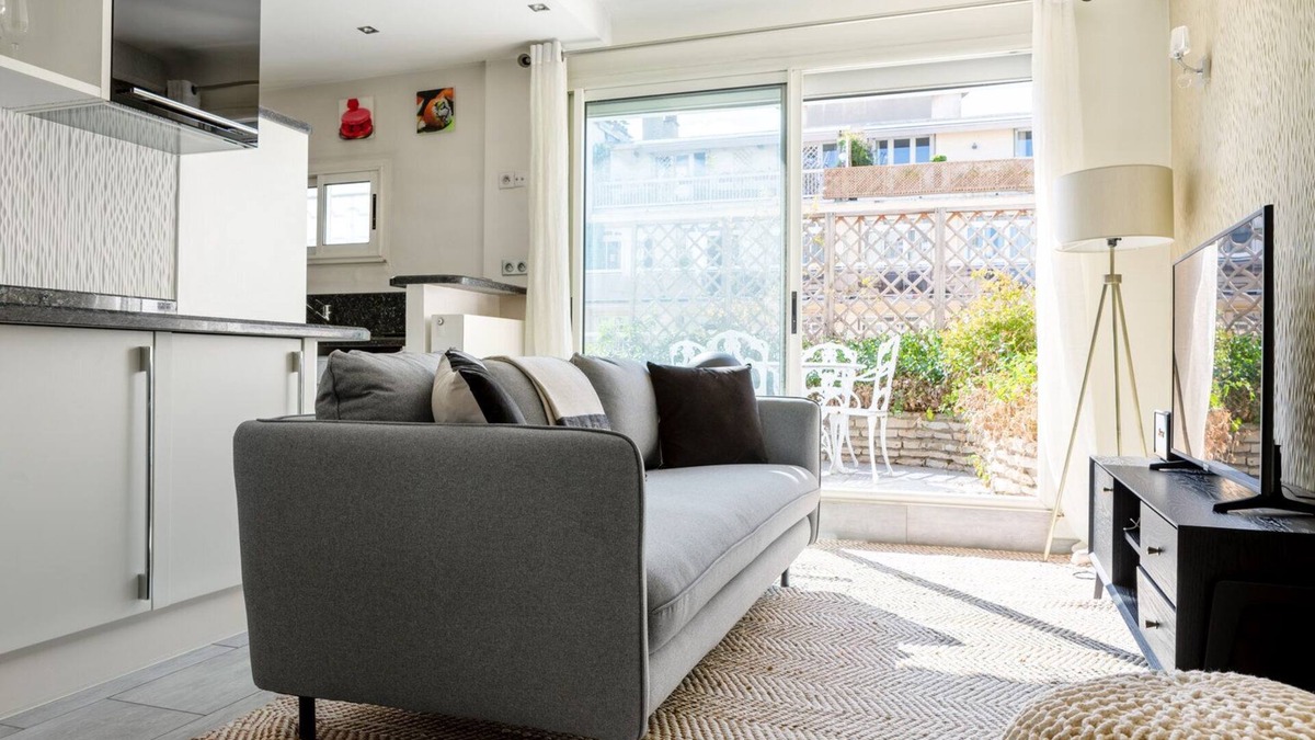 Passy Apartment | Blueground | Trocadéro, a/c, nr Eiffel Tower