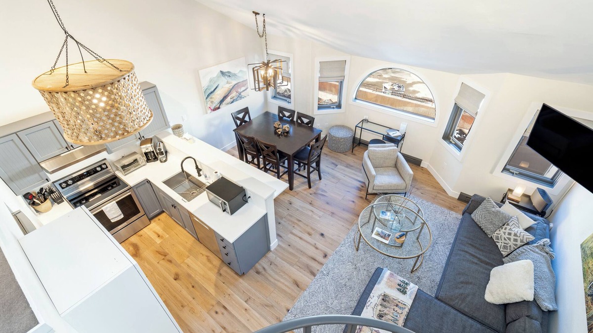 Telluride Condo | Blues&Brews Fest DISCOUNT! 2BR+loft/2Bath; pool/hot tub; Walk to everything!