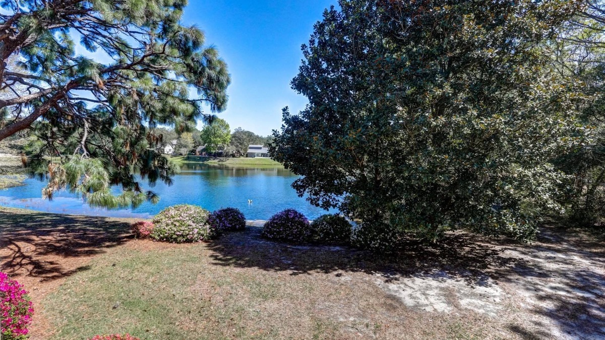 Niceville Condo | Bluewater Bay Lakeside Condo|Tennis, Pools, Golf, Marina (w/Fee)|Short ride to Destin|Close to Eglin