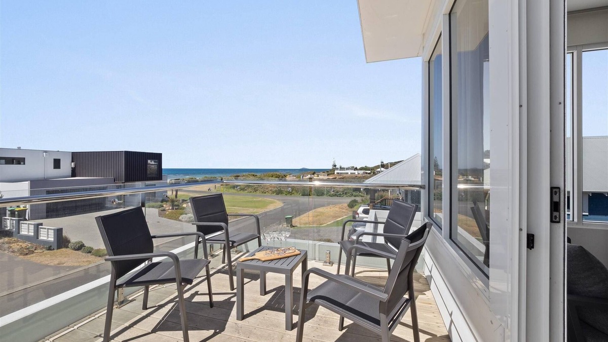 Augusta House | Bluewater Retreat - Bluewater Retreat - Breeze to the beach with ease