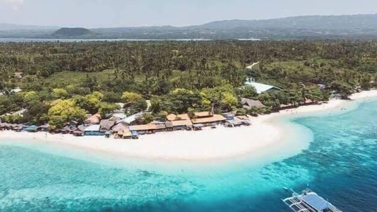 Moalboal Hotel | Bluewaves Resort - Basdaku by Hiverooms