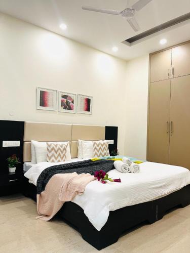 DLF City Apartment | BluO 1BHK - DLF CyberCity, Balcony, Lift, Parking