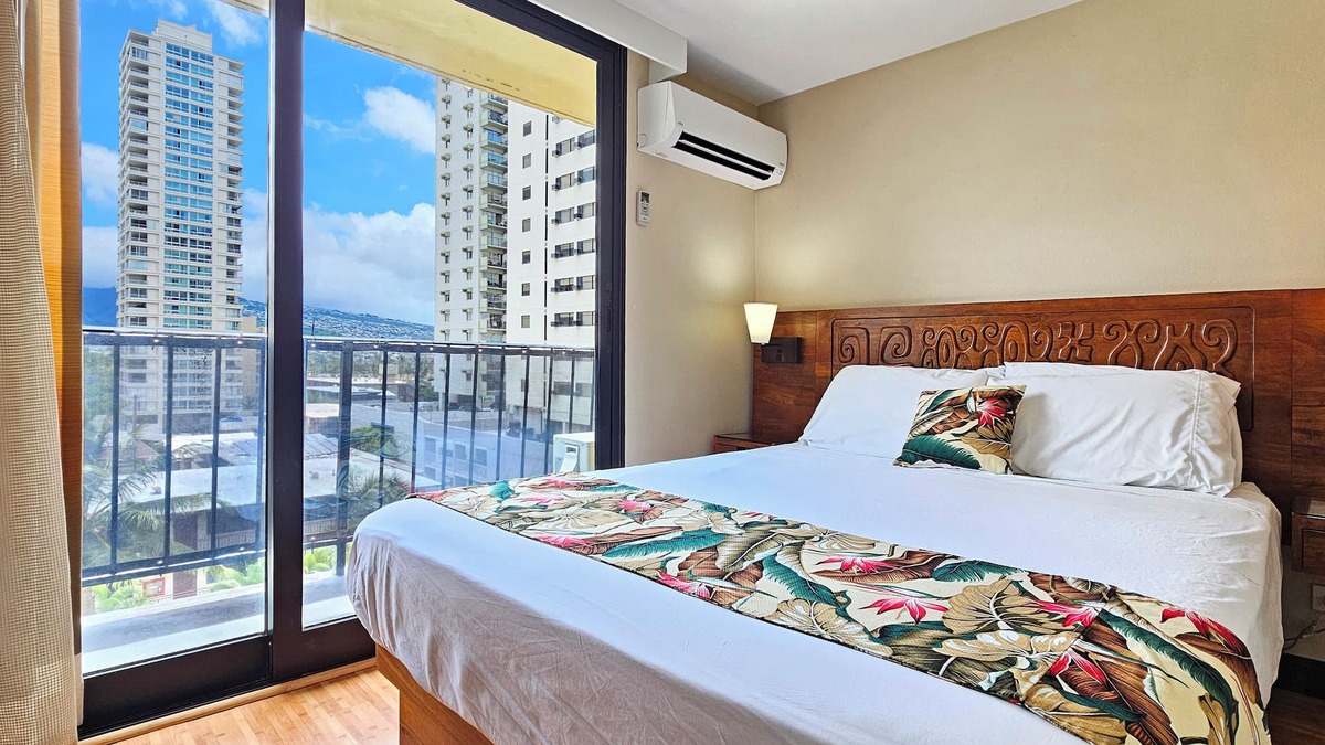 Diamond Head - Kapahulu - St. Louis Apartment | BMB 804 Modern Waikiki 1 Bedroom, 2 mins to Beach