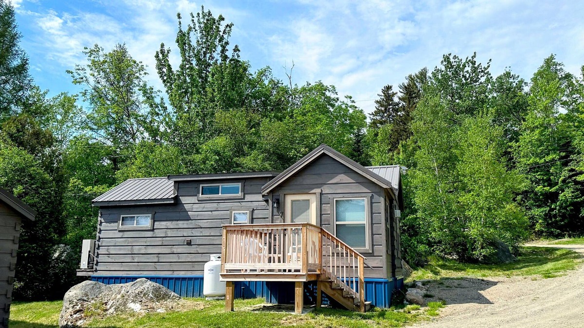 Twin Mountain Cabin | BMV7 Awesome "Tiny Home" A/C, Mountain Views, Minutes to Skiing, Hiking, Attractions, Dog Friendly!