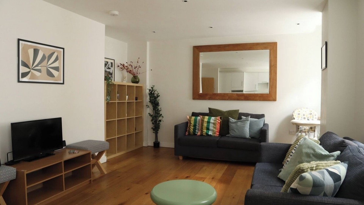 South Bank Apartment | BnBNook - Charming 2BR in Historic City of London