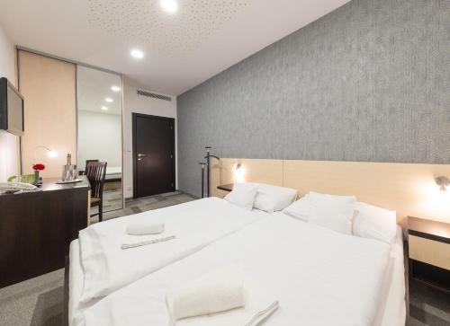 Nove Mesto Hotel | BNC Hotel - Restaurant - Bowling