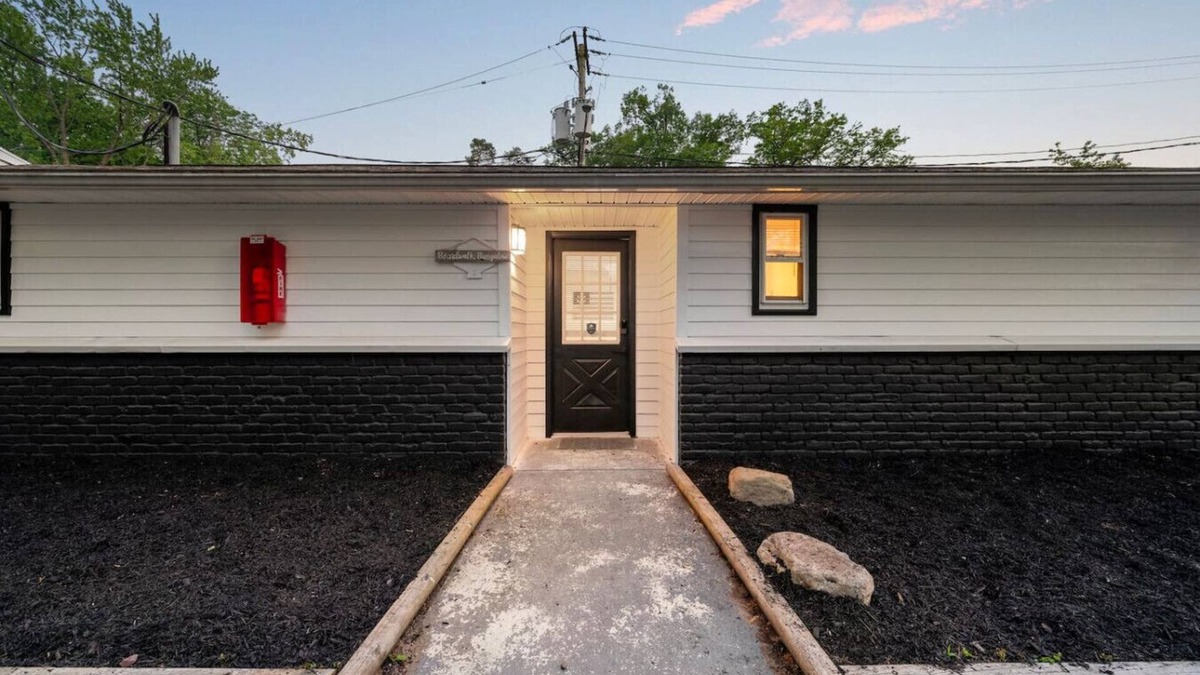 Sylvan Beach Apartment | `Boardwalk Bungalow`-2 Beds, 1min walk to Beach!