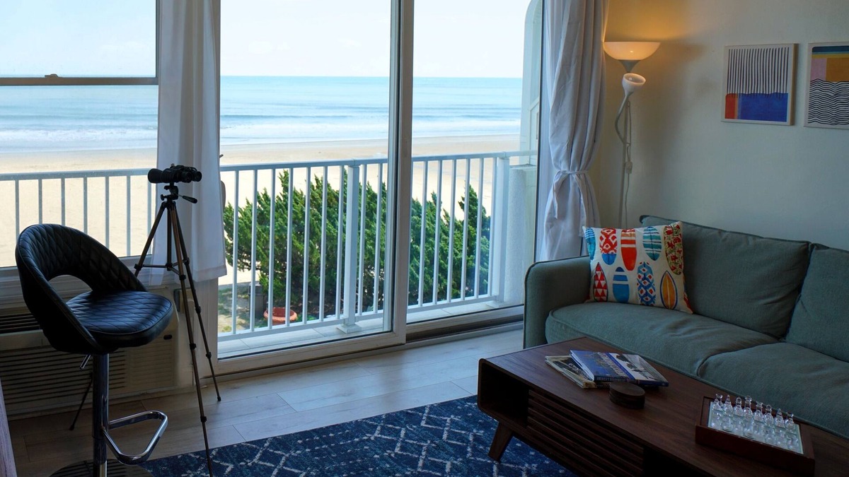 Northeast Virginia Beach Condo | Boardwalk Oceanfront Condo | Pool + Dining