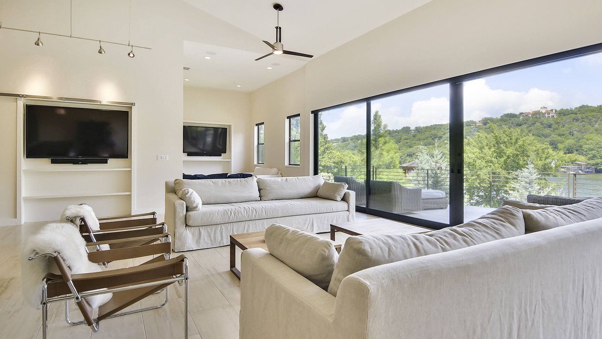 Briarpatch House | Boat Dock | 5 Beds | Sleeps 10 - WalkerVR Lake Austin Modern!