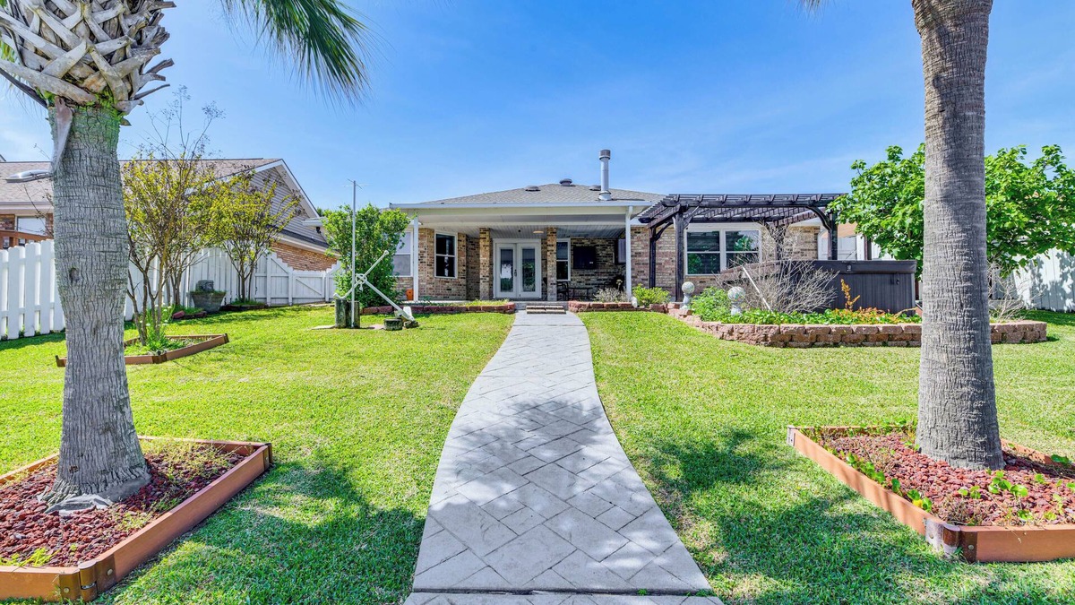 Slidell House | Boat Dock & Lift: Waterfront Getaway in Slidell!