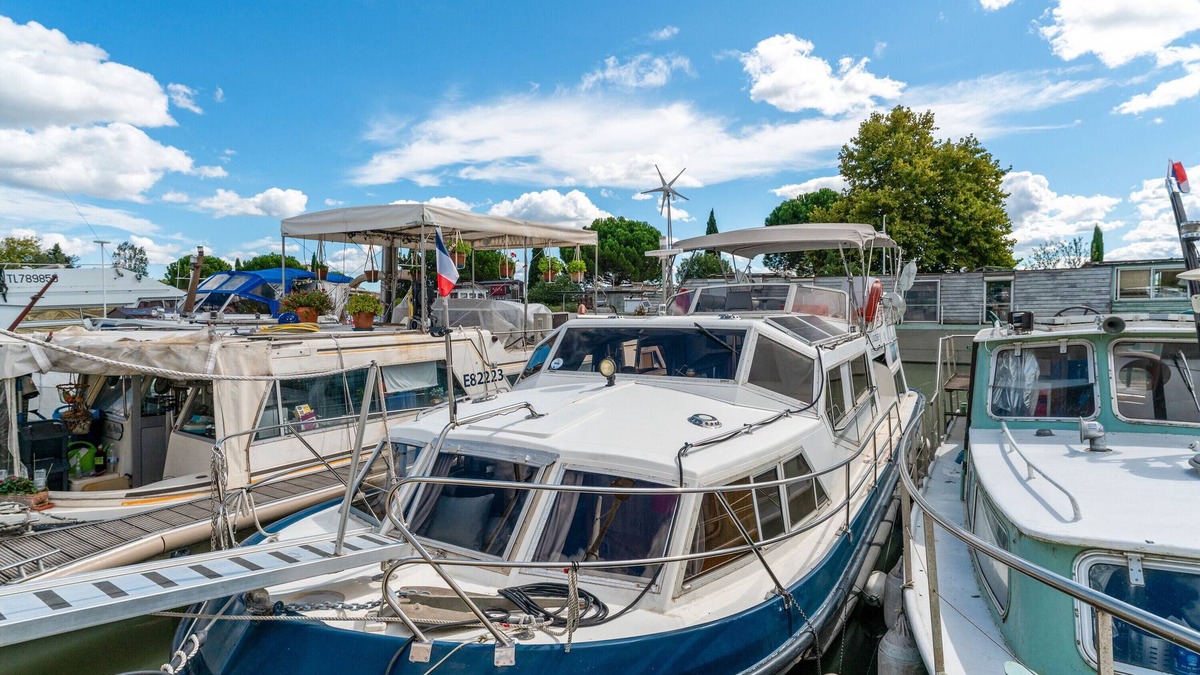 Bellegarde Boat Rental | Boat 'Penichette Odyssey Croisieres' with Lake View, Private Terrace and Air Conditioning